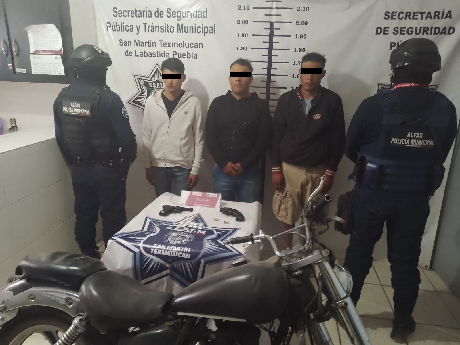 Tres personas aseguradas en Texmelucan, Puebla, con arma de fuego y probable droga