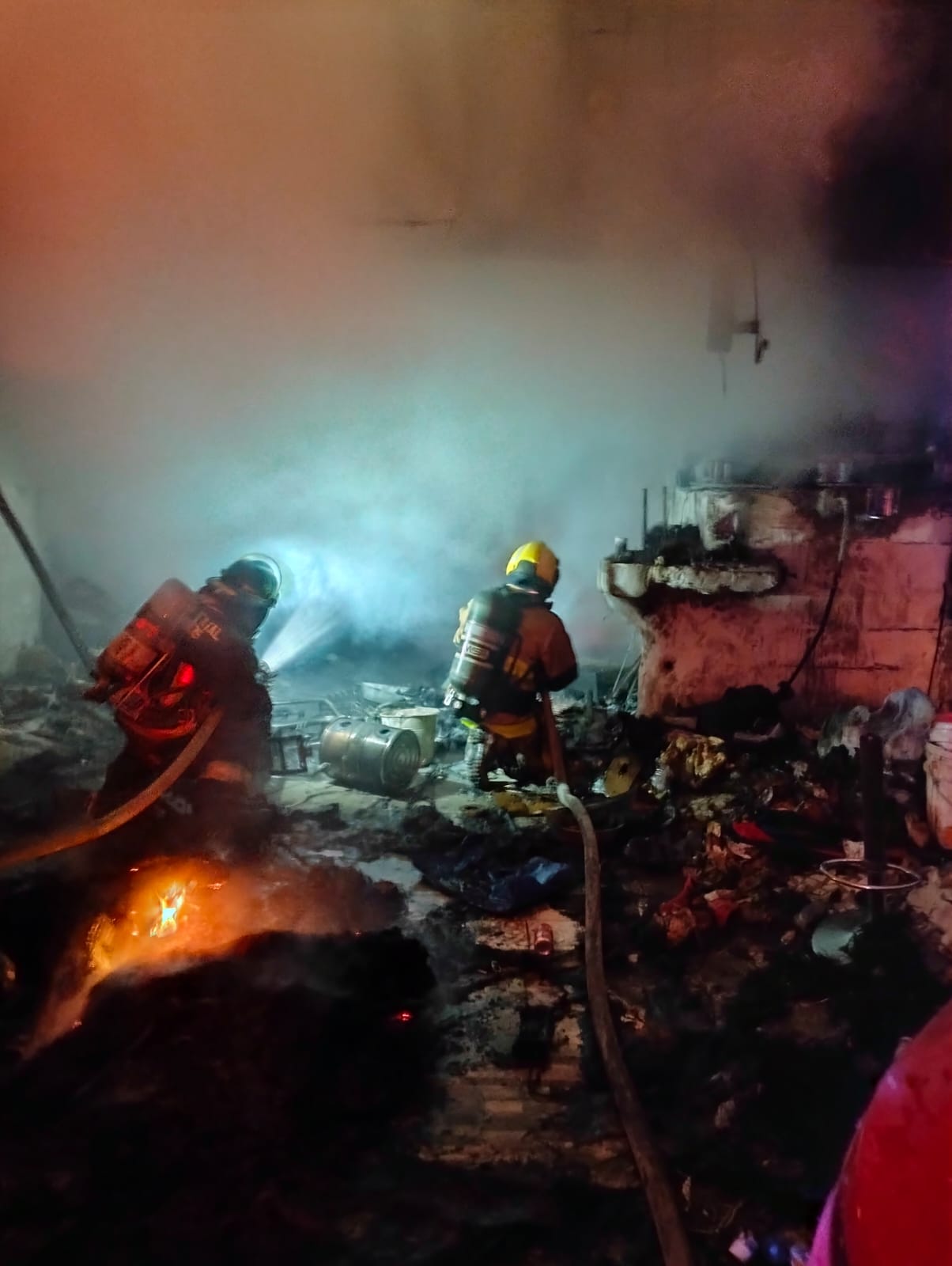 Rescatan a una familia de un incendio en su vivienda en Puebla