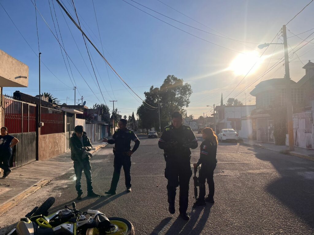 Policías atropellan a motociclista en Puebla
