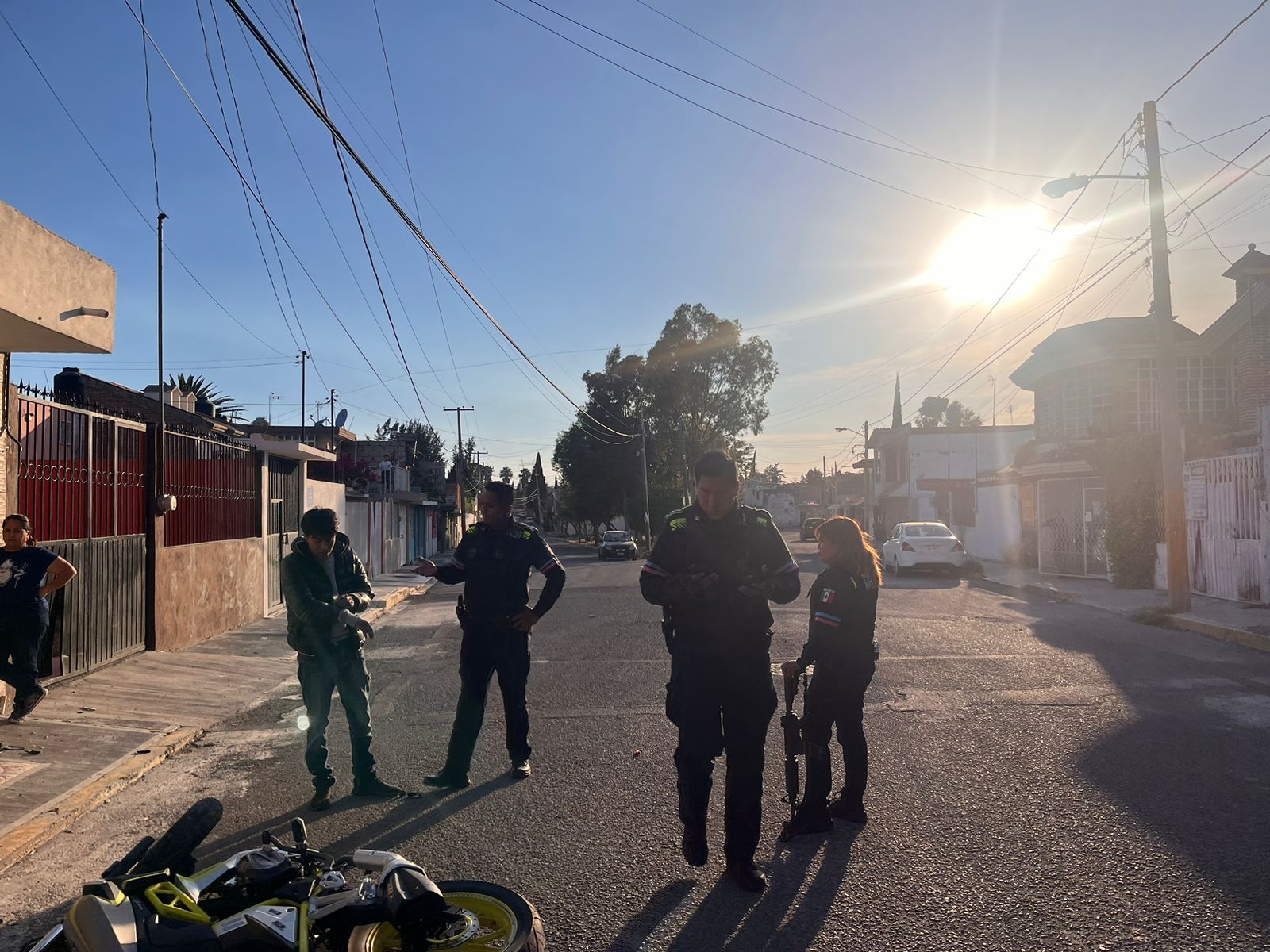 Policías atropellan a motociclista en Puebla
