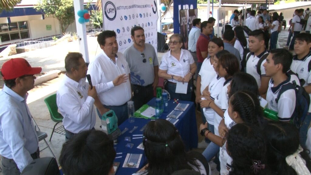 COBACH en Huehuetán realiza Feria Profesiográfica, acerca a jóvenes con universidades. 