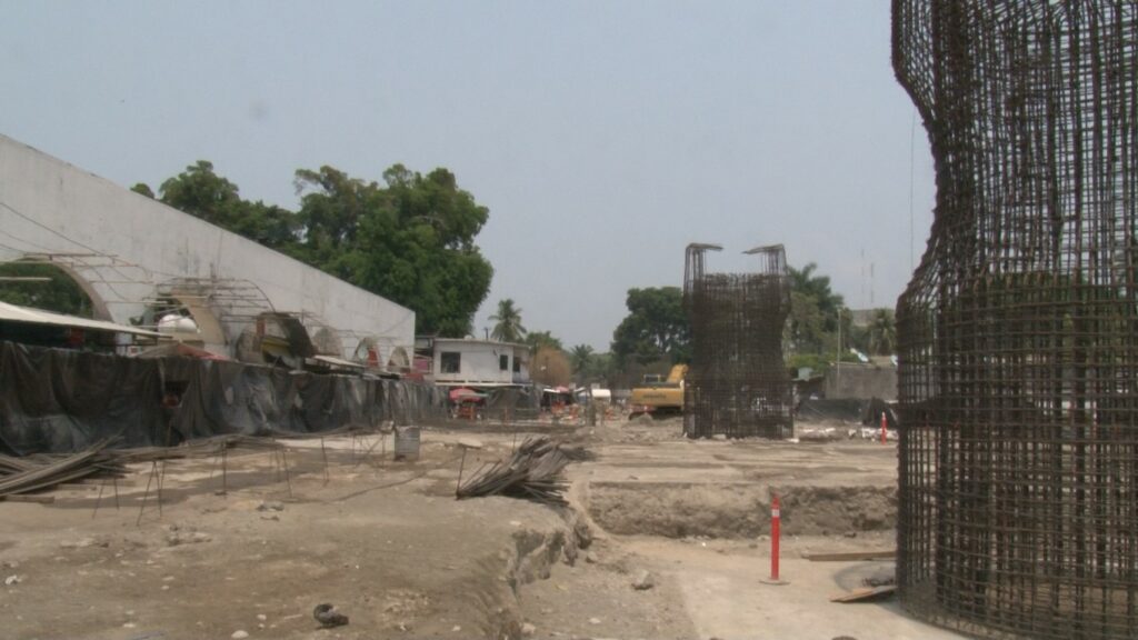 Comerciantes del tianguis Tapachula señalan lentitud en las obras del puente a desnivel. 