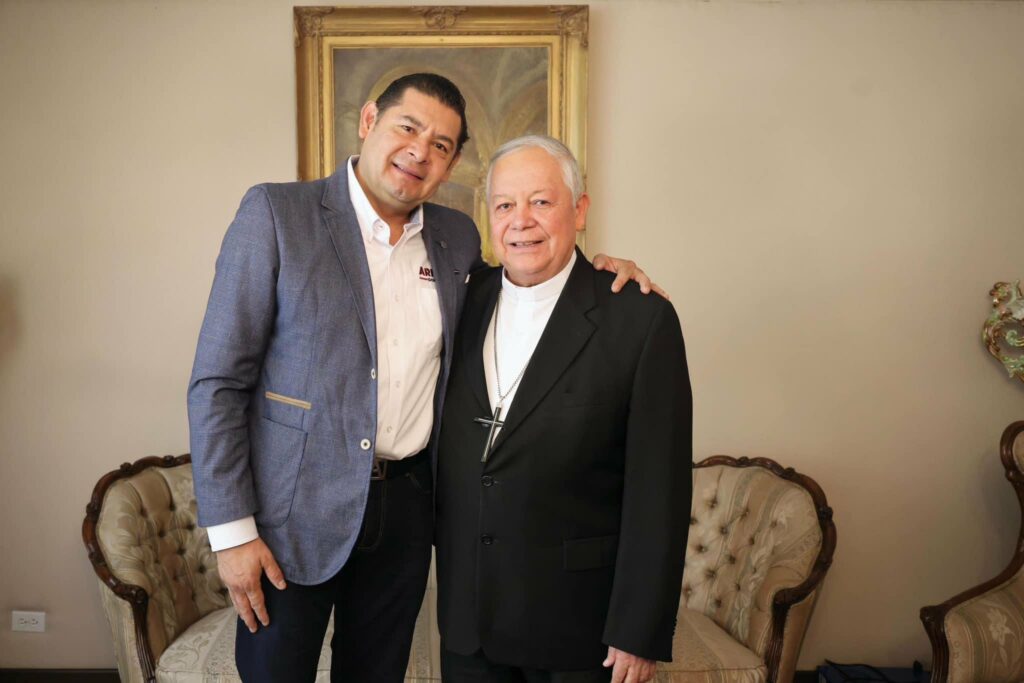 Encuentro entre el candidato Alejandro Armenta y el Arzobispo Víctor Sánchez Espinosa