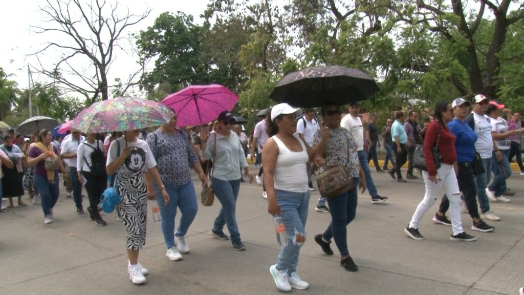 Magisterio marcha en Tapachula por desaparecido de Ayotzinapa. 