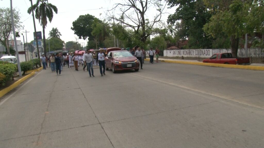 Magisterio marcha en Tapachula por desaparecido de Ayotzinapa. 