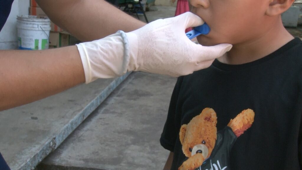 Niños de primaria reciben capacitación en salud dental.
