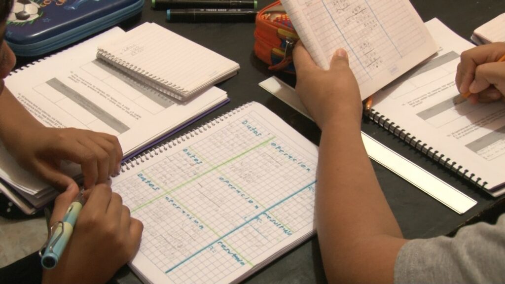 Niños presentan rezago educativo, están por debajo del nivel de enseñanza en matemáticas. 